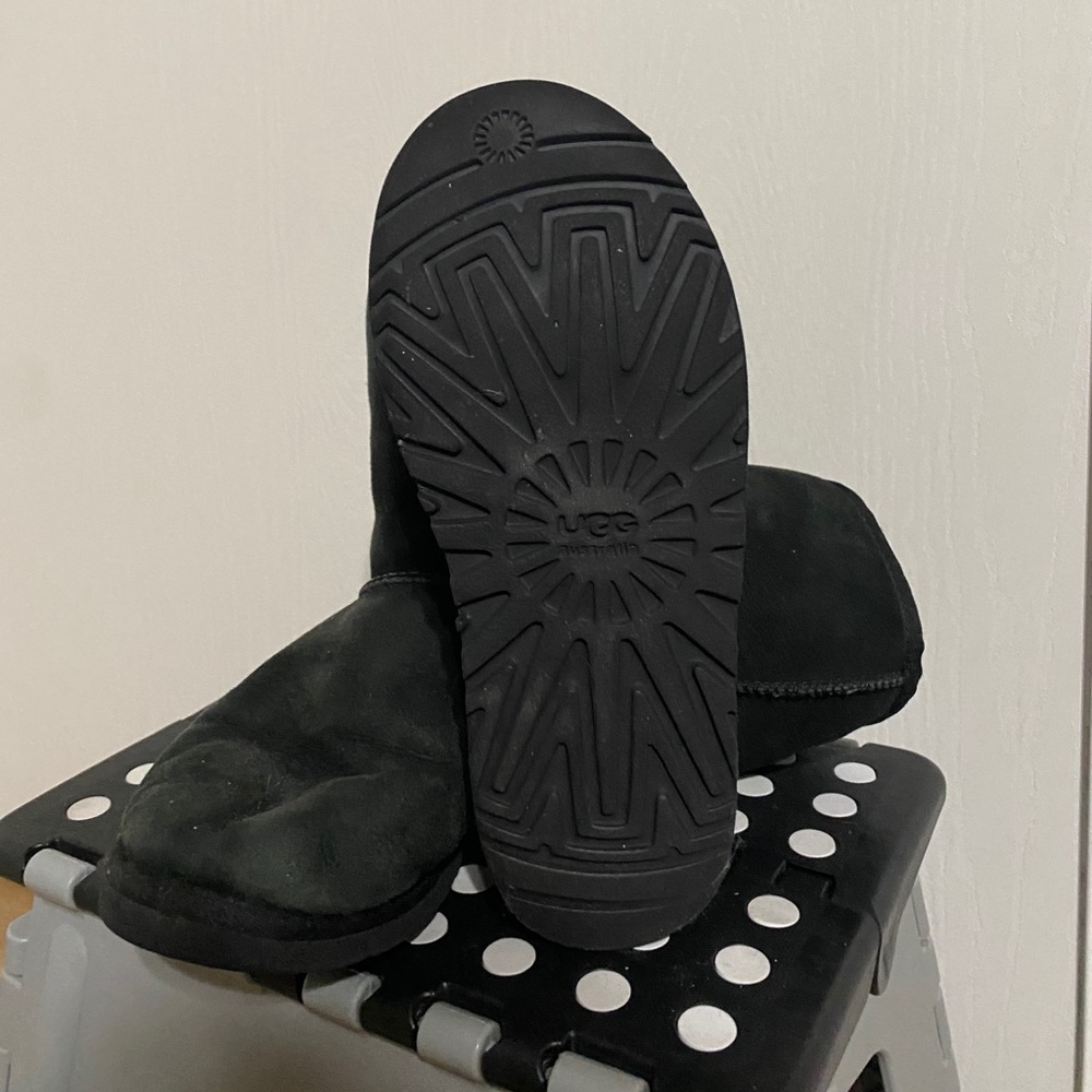 Used UGGS - Picture 3 of 4